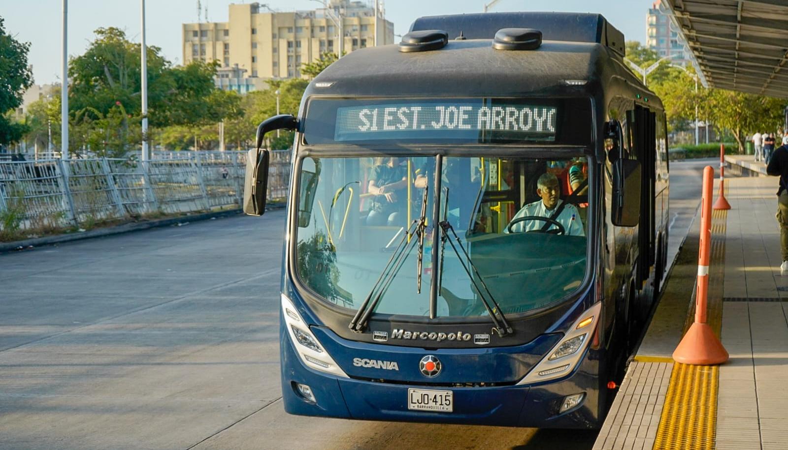 Uno de los nuevos buses saliendo de la estación Joe Arroyo.