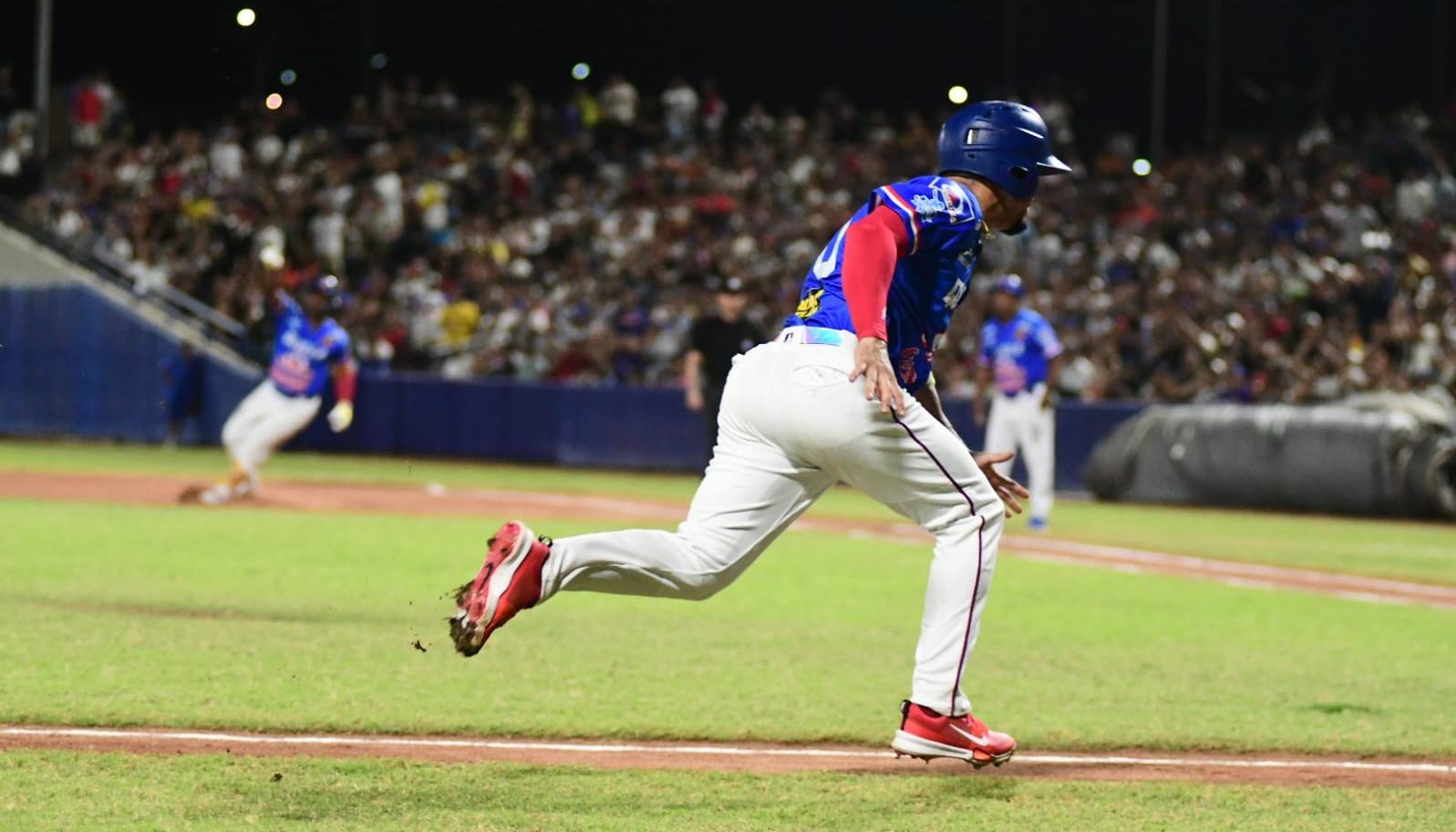 Aspecto del juego de este domingo en el Édgar Rentería. 