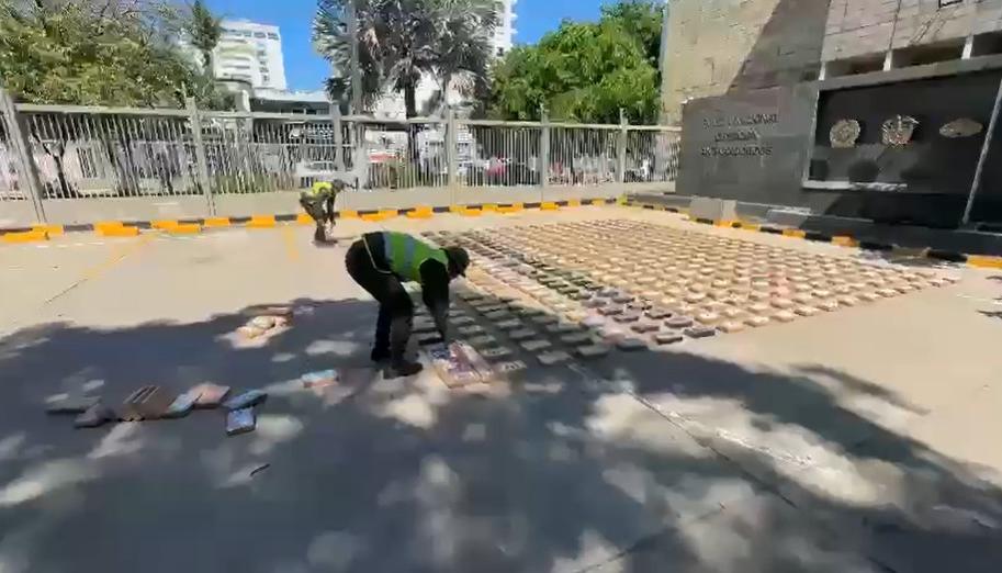 Autoridades con la cocaína incautada.