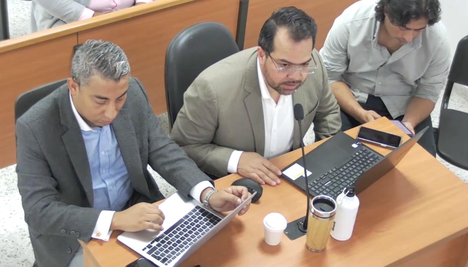 Nicolás Petro junto a sus abogados.