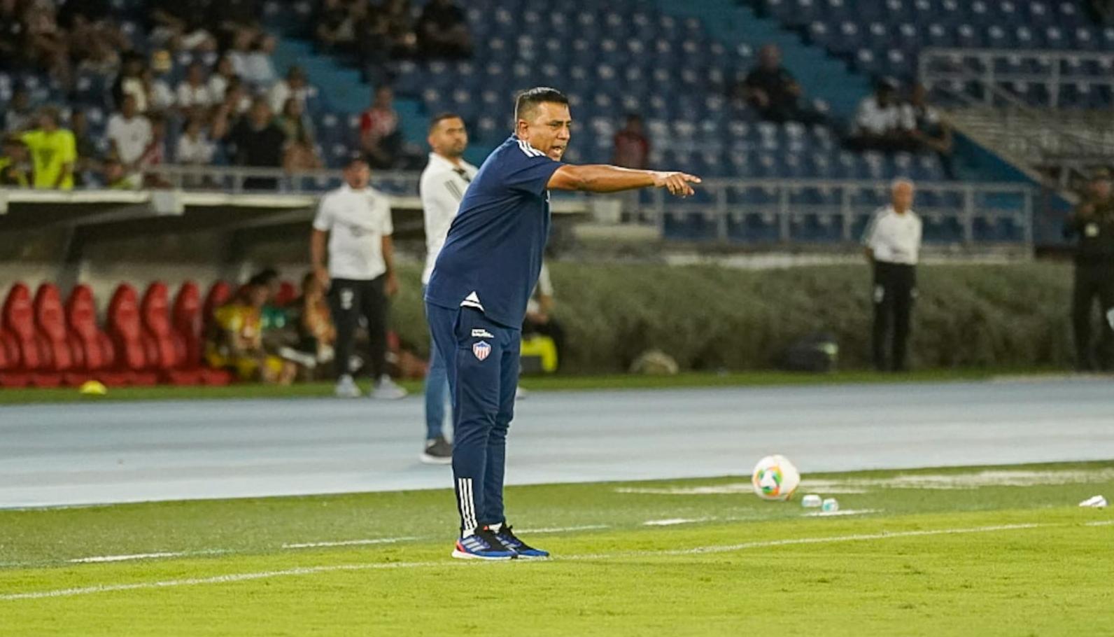 César Farías en el partido contra Cali en Barranquilla.