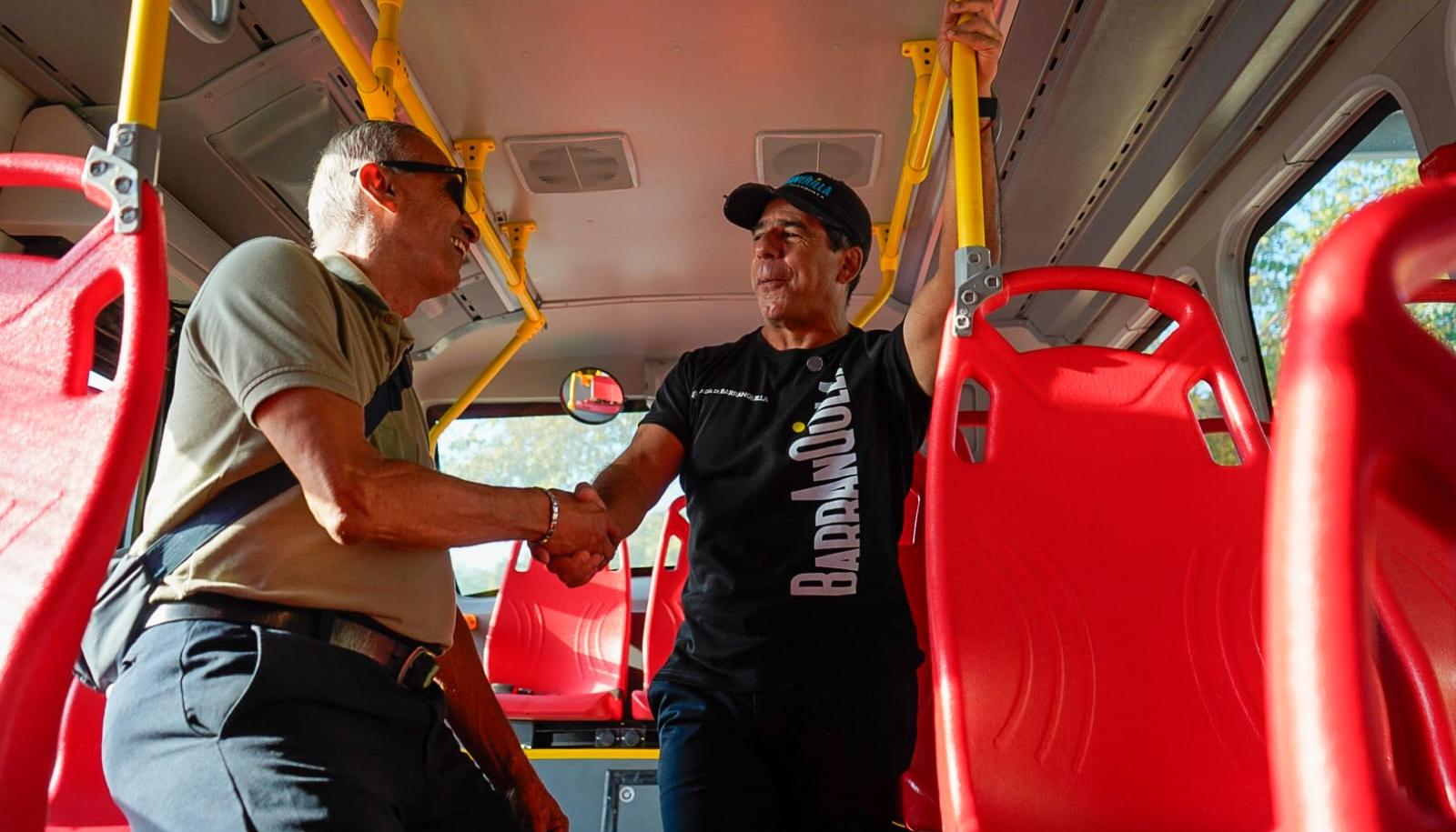 El alcalde Alejandro Char dentro de un bus nuevo de Transmetro. 