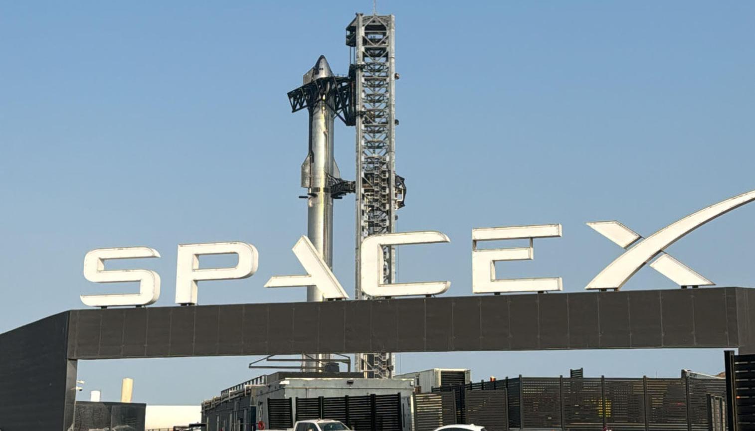 Cohete Starship en la plataforma del complejo Starbase. 