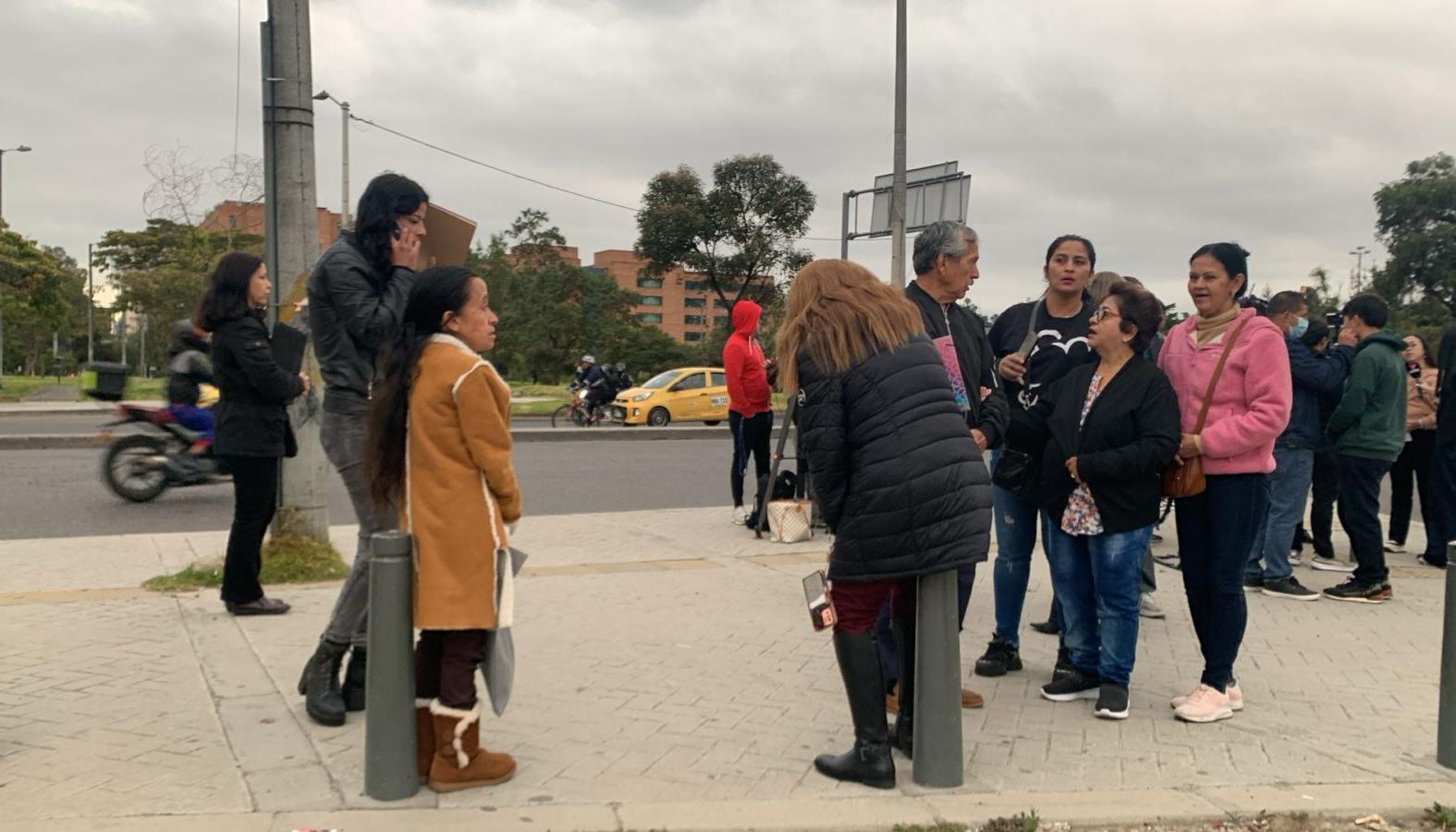 Algunos de los colombianos en las afueras de la Embajada.
