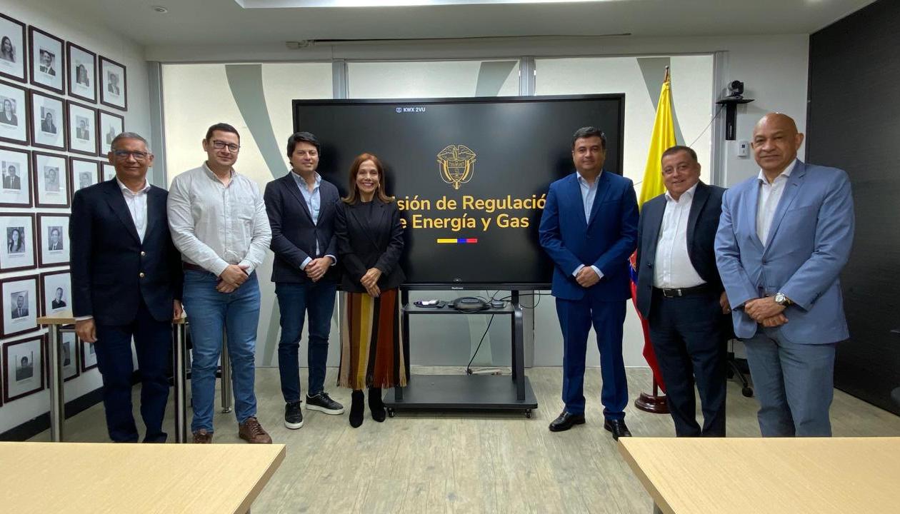 Personeros reunidos con los comisionados de la Creg y asesores jurídicos.