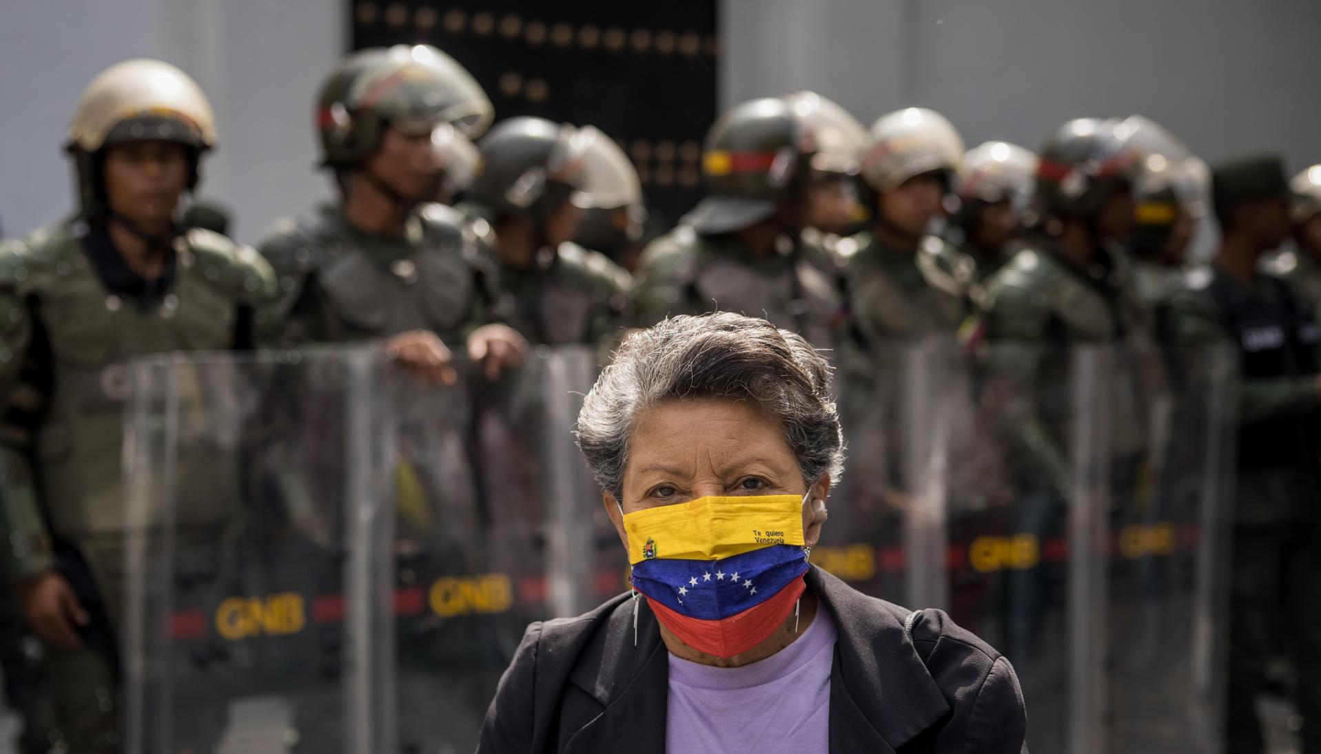 Mujer usando una mascarilla con la bandera de Venezuela. 