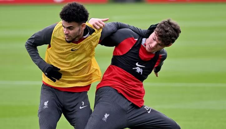 Luis Díaz y Lewis Koumas en un entrenamiento del Liverpool la temporada pasada.