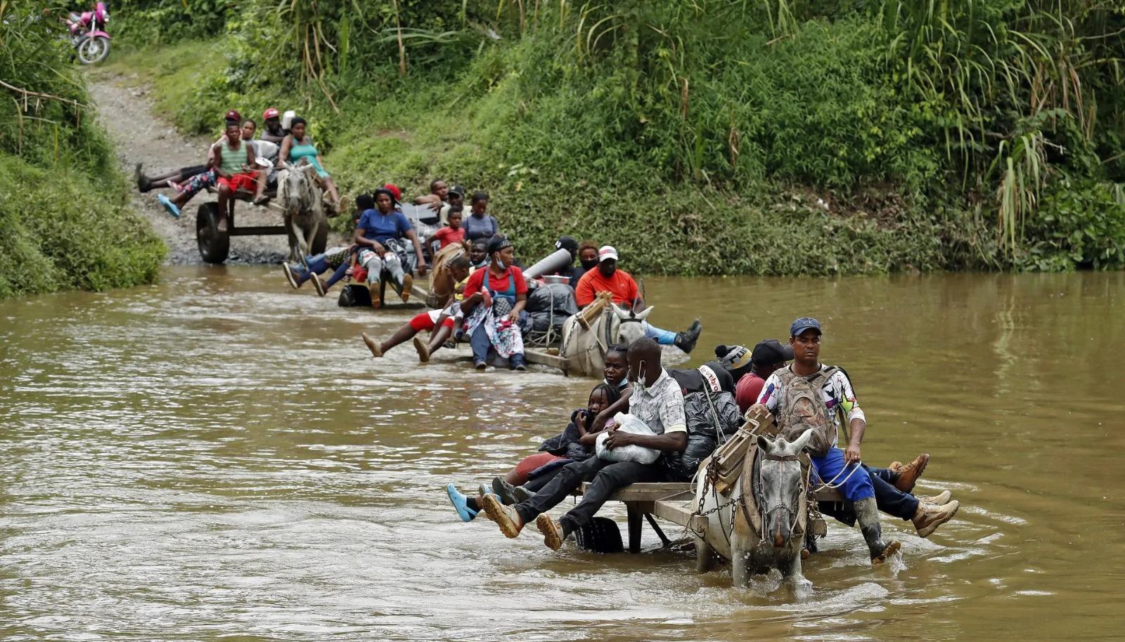 Migrantes cruzando la selva del Darién.