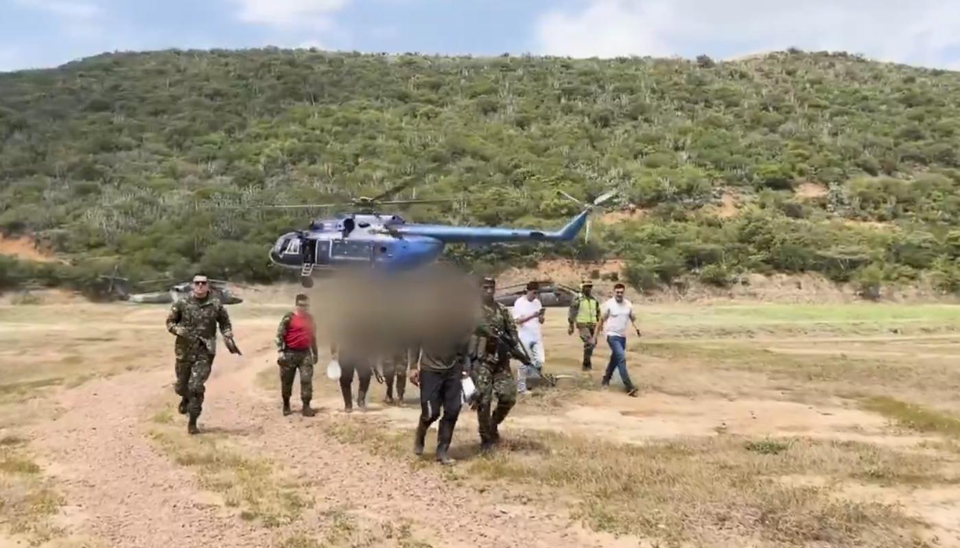 Disidentes entregándose al Ejército. 