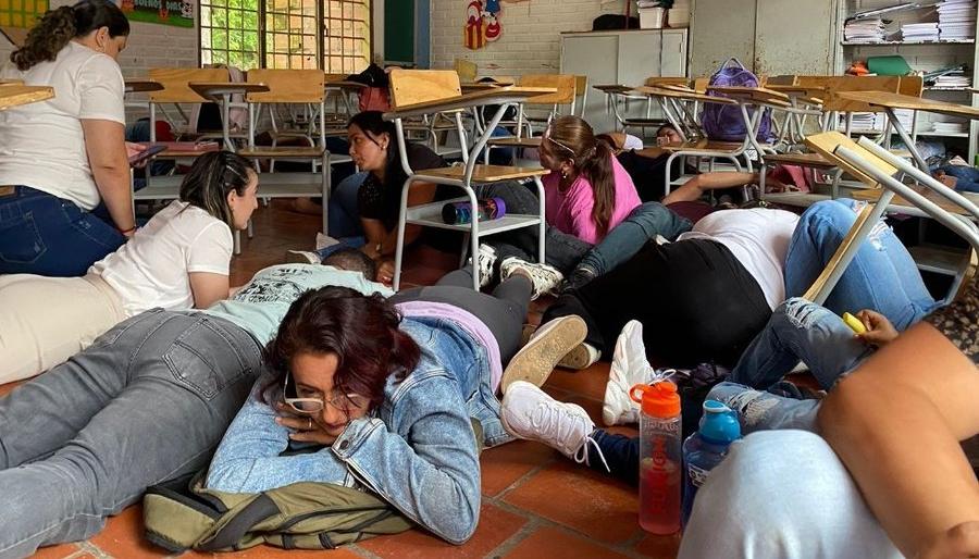 Docentes en el suelo en el Catatumbo por combates entre ELN y Disidencias