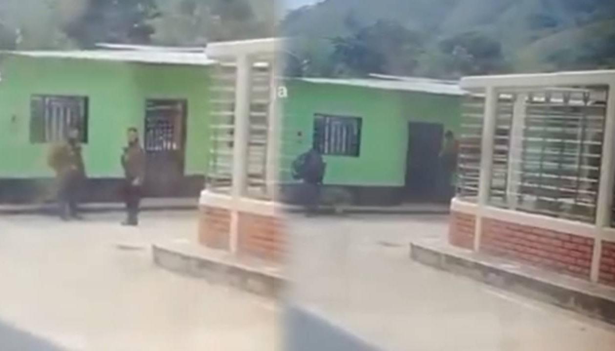 ELN ingresando a una casa en Catatumbo.