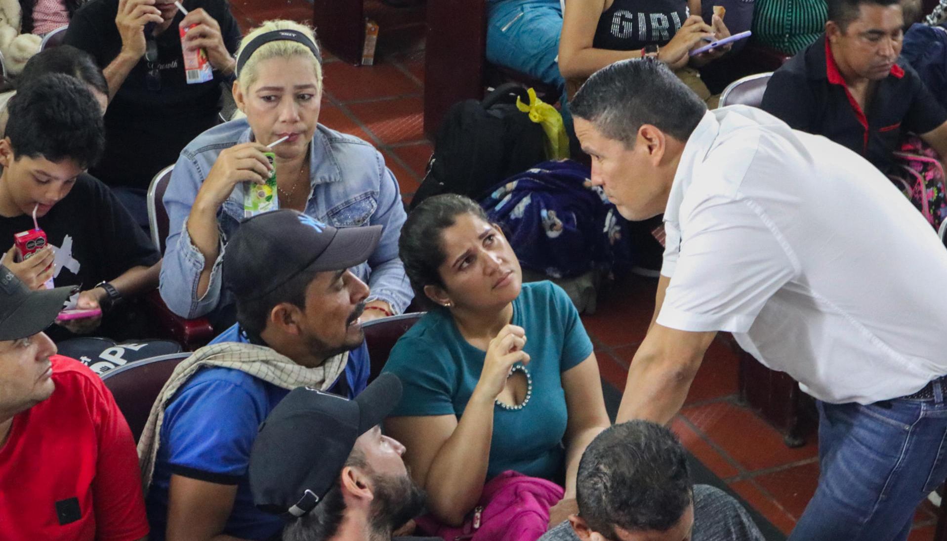 El alcalde de Cúcuta, Jorge Acevedo, habla con desplazados del Catatumbo