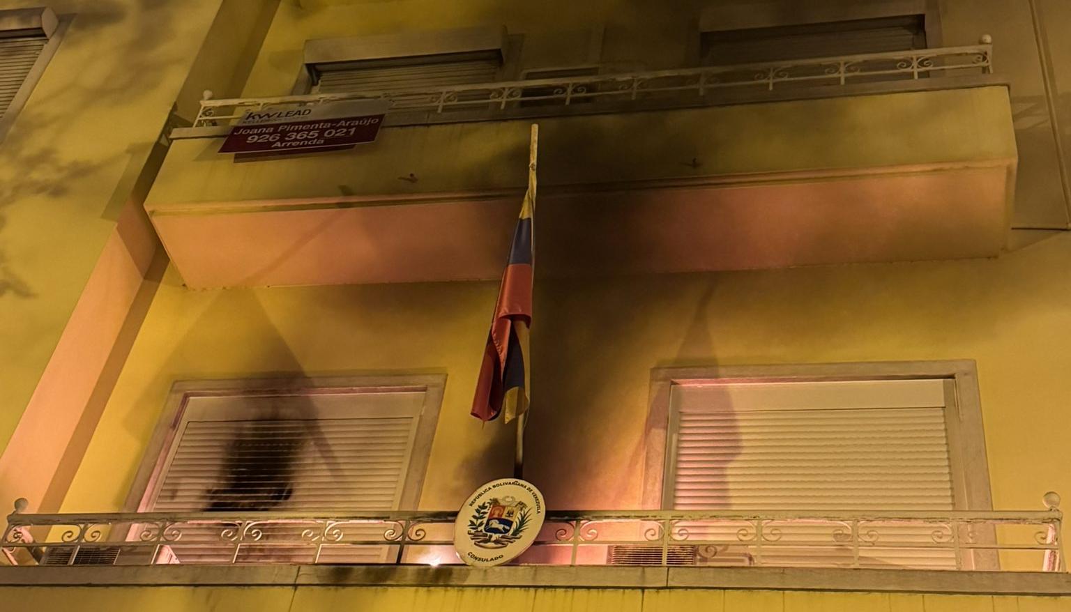 Fachada del consulado de Venezuela en Lisboa tras el ataque. 