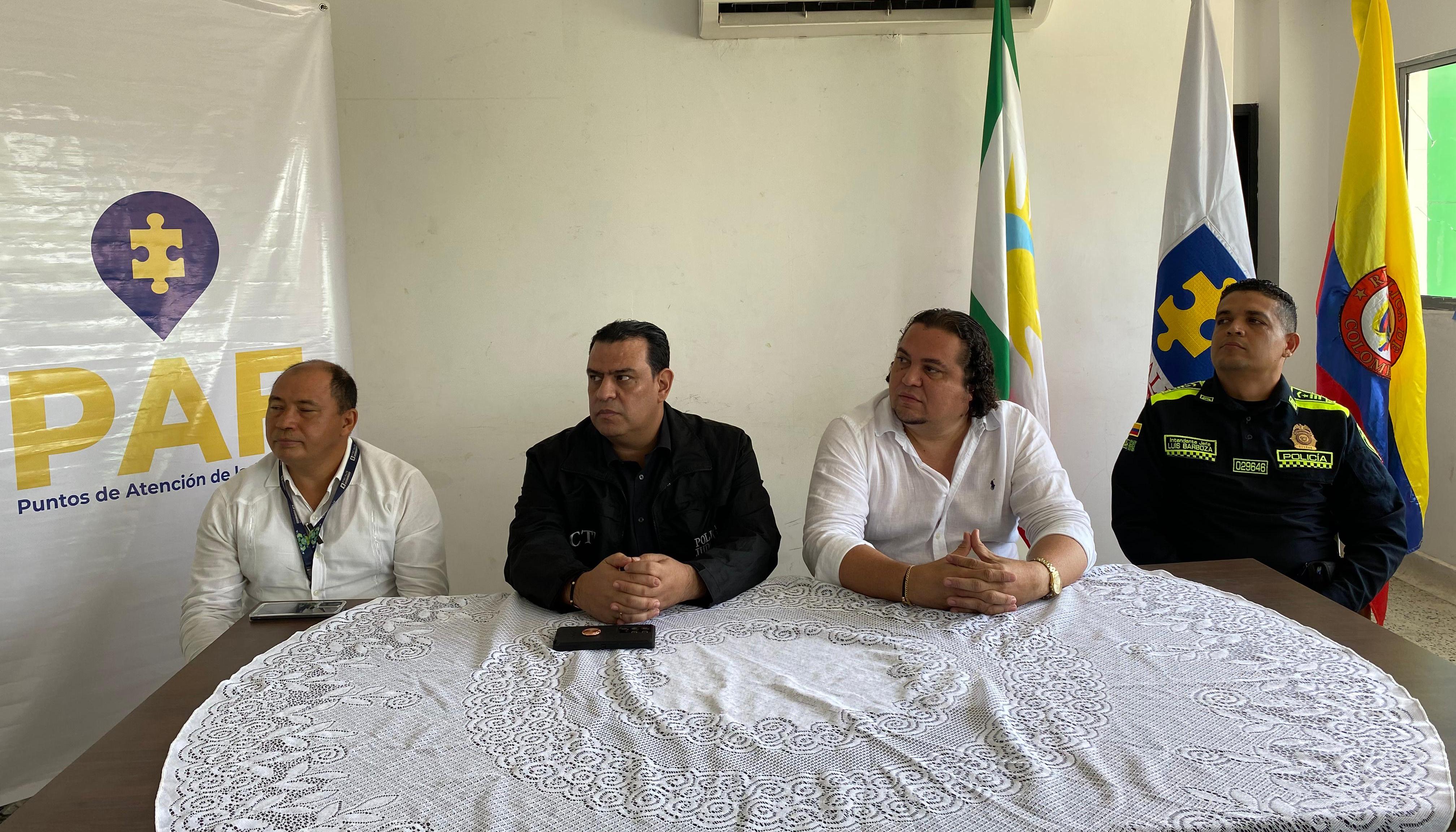 El alcalde de Candelaria, Hayder Orozco, con funcionarios de la Fiscalía y la Policía. 