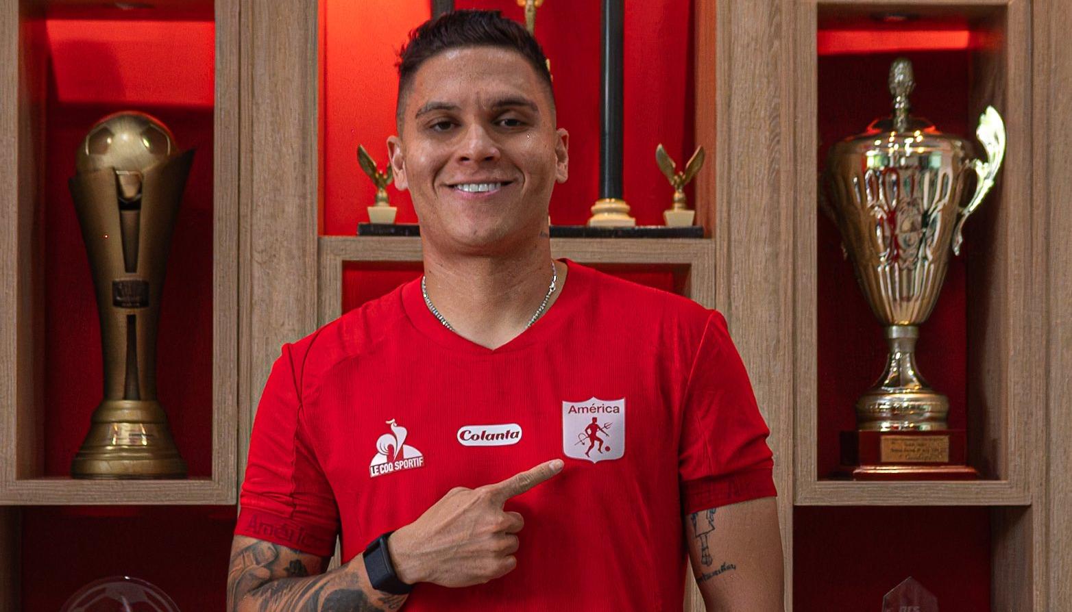 Juan Fernando Quintero con la camiseta del América de Cali.