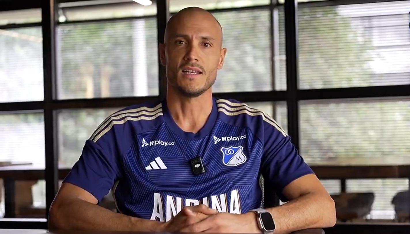 David González con la camiseta de Millonarios puesta.