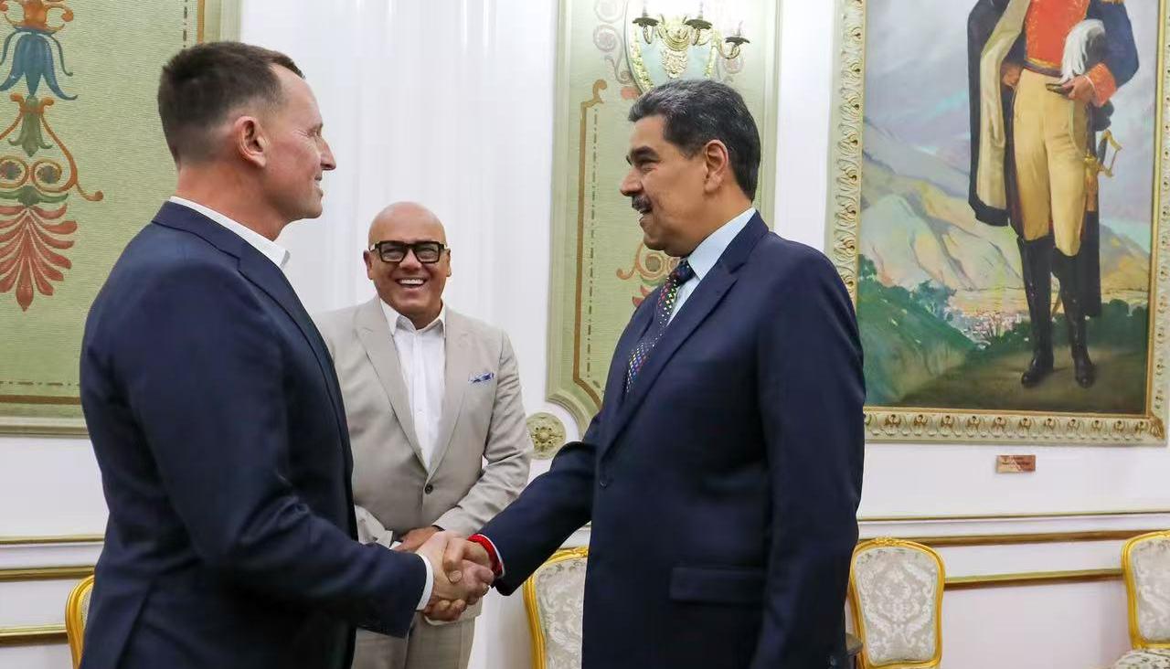 Richard Grenell con el presidente Nicolás Maduro.