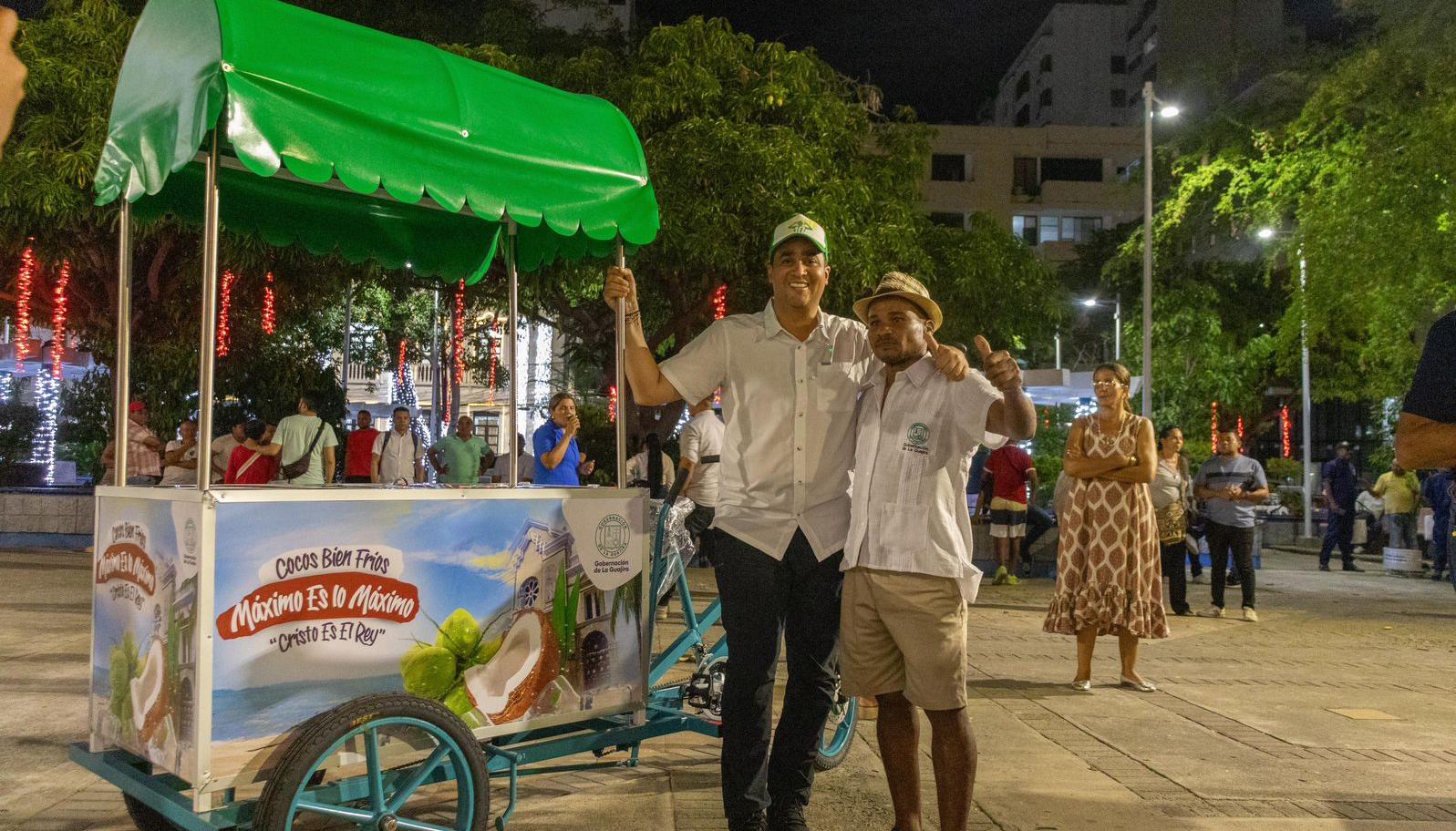 Gobernador de La Guajira, Jairo Aguilar, durante la entrega de insumos a vendedores. 