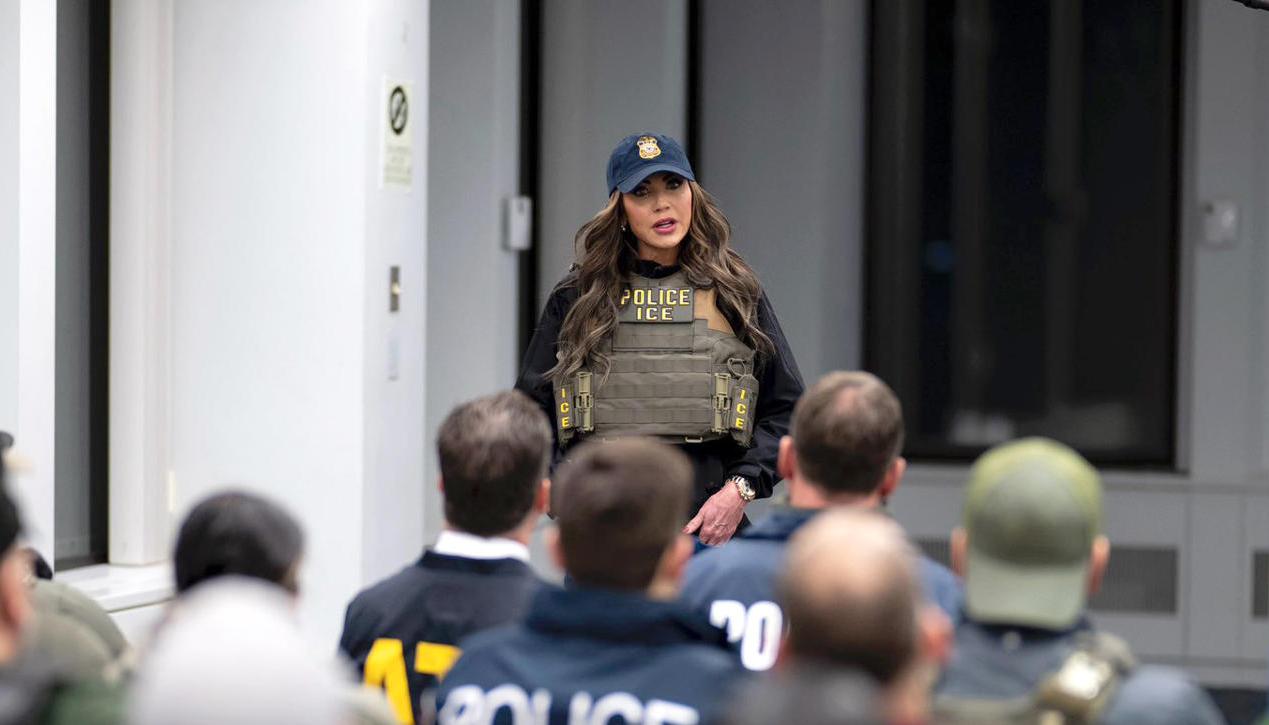 Secretaria de Seguridad Nacional de Estados Unidos, Kristi Noem, hablando con agentes del Servicio de Control de Inmigración y Aduanas (ICE).