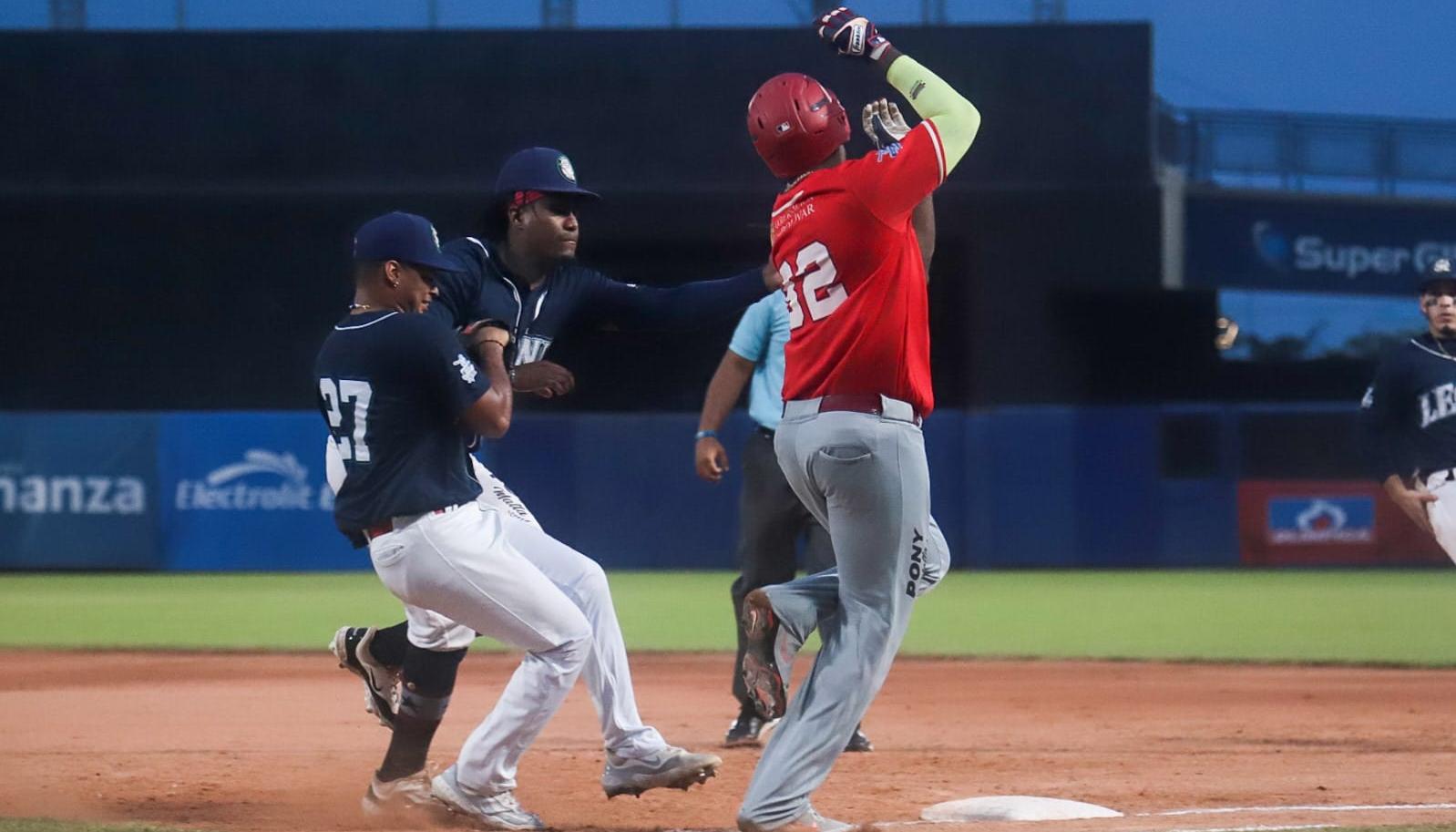 Marcos Gonzalez, corredor de TIgres, es puesto out en primera base 