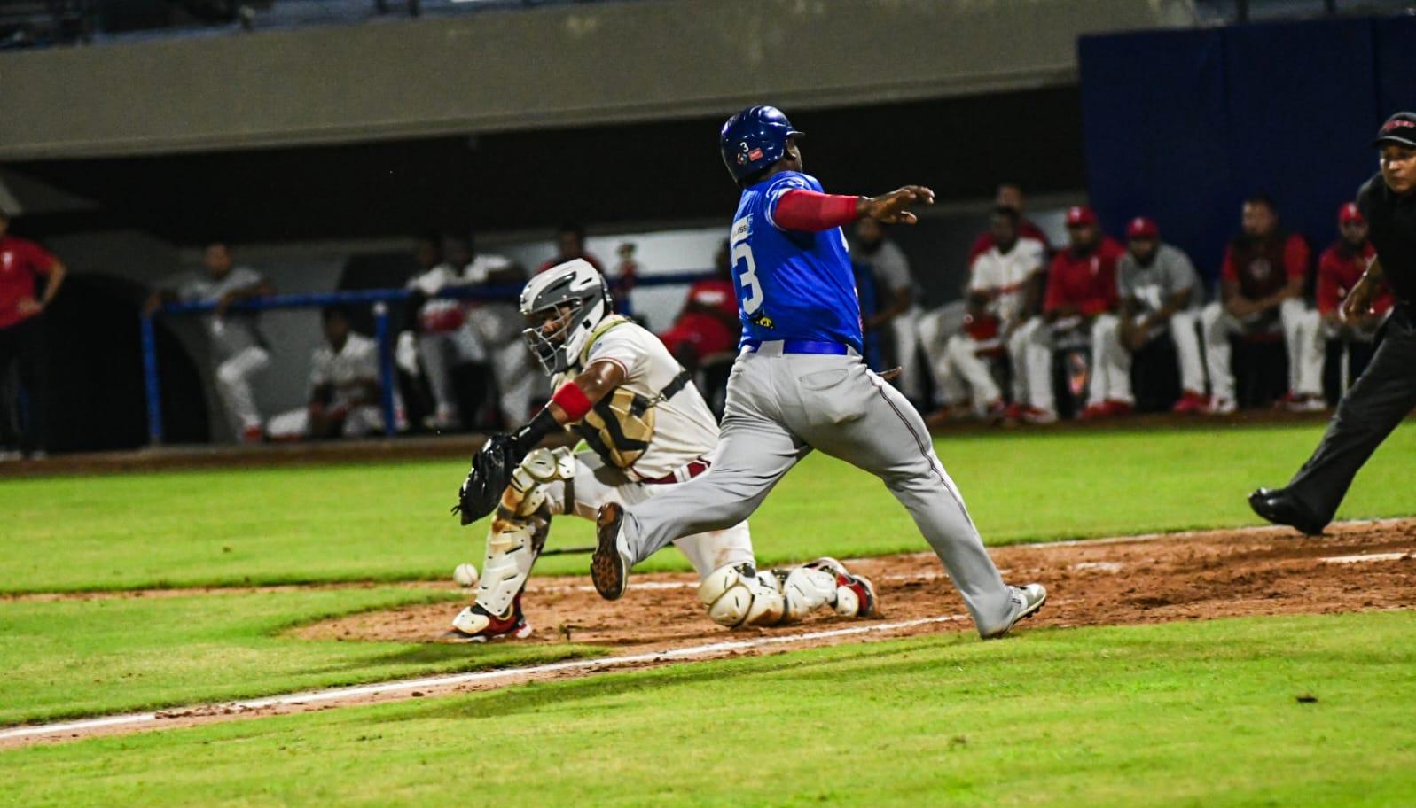Dilson Herrera anota una carrera para Caimanes. 