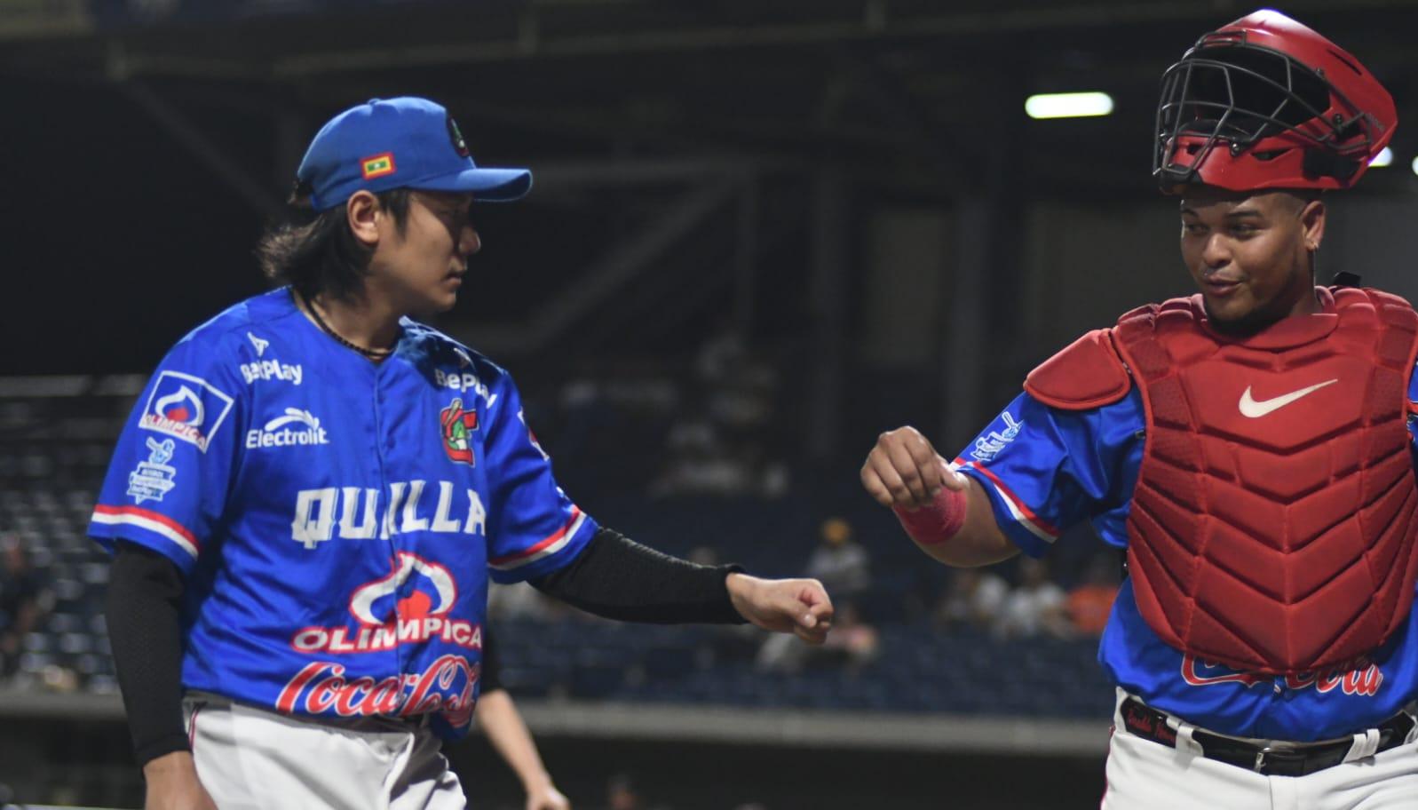 El japonés Ryo Negishi lanzó siete entradas y fue el pitcher perdedor. Aquí con Ronaldo Hernández. 