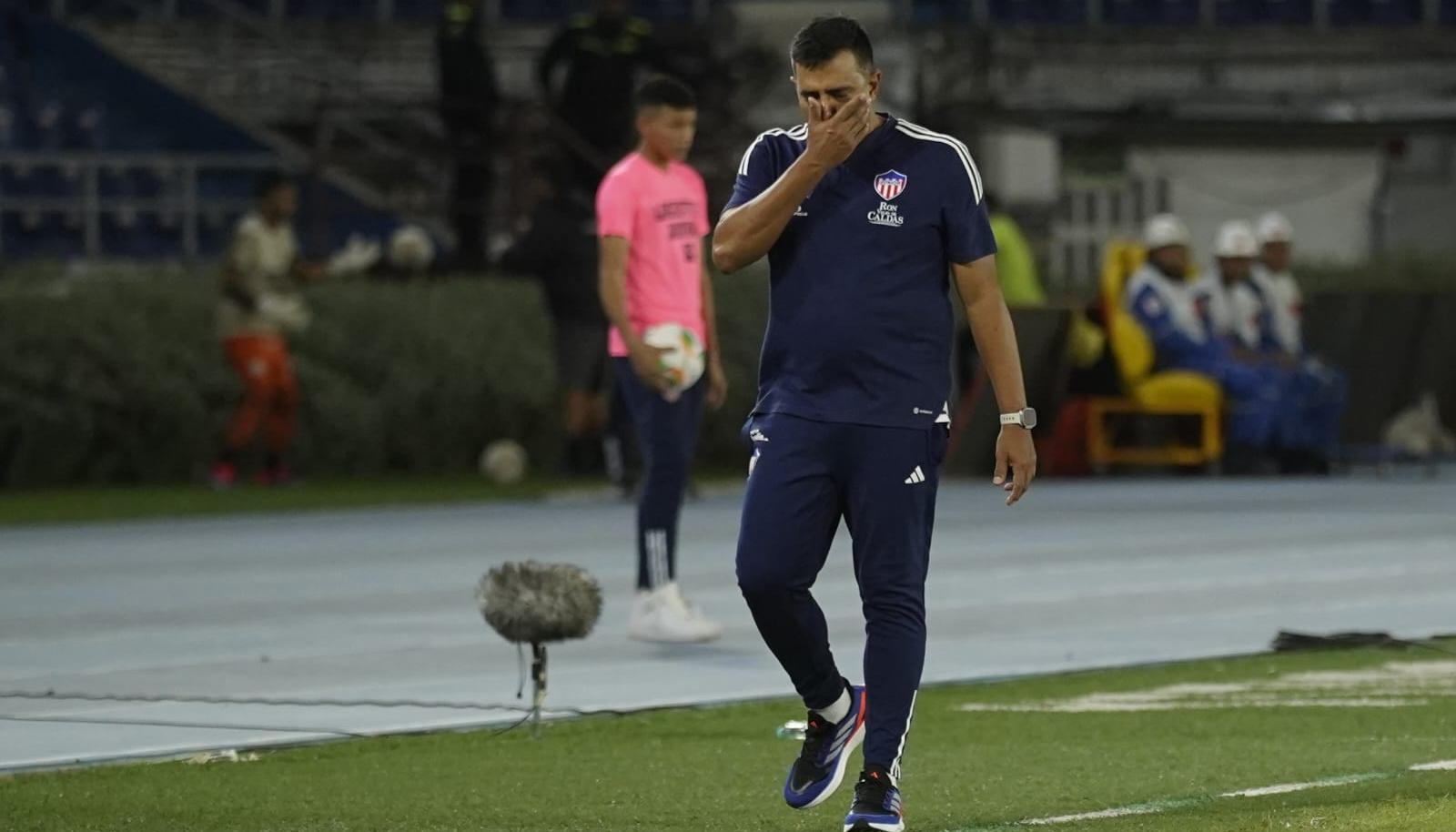 César Farías, técnico del Junior, durante el partido contra Universitario.