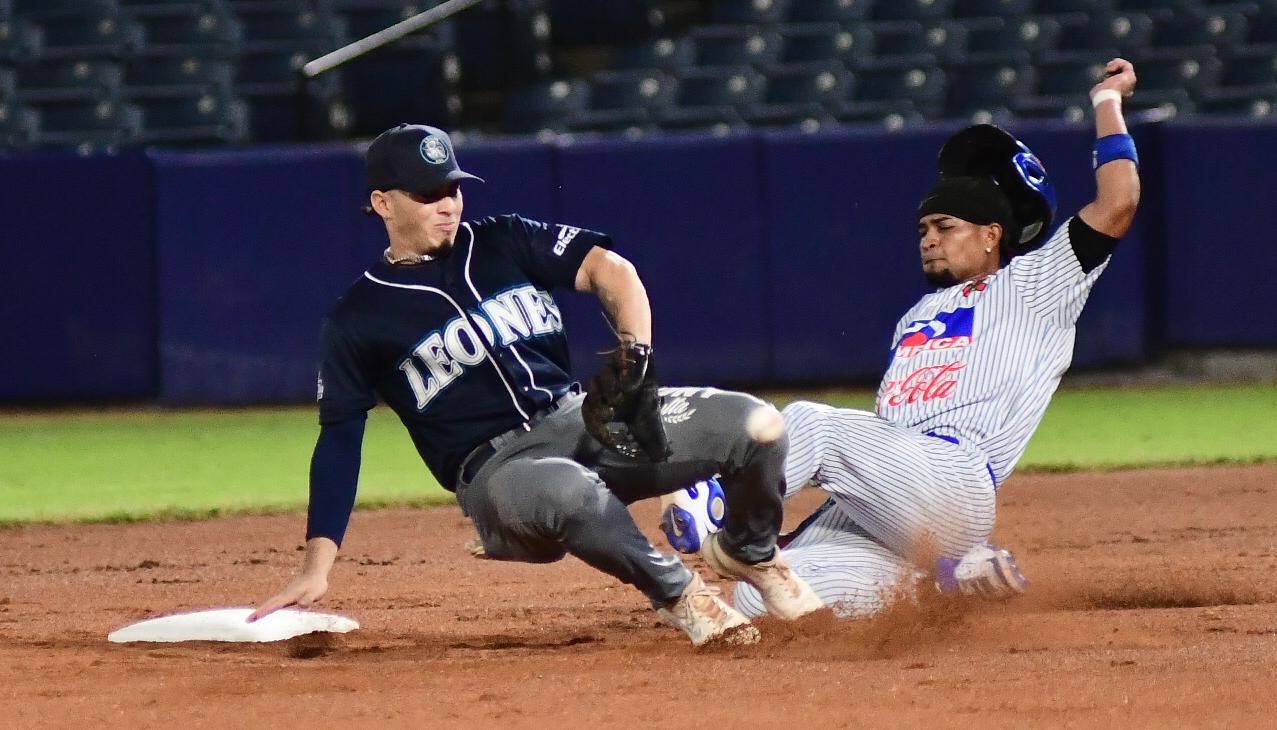Leones y Caimanes durante un juego en la temporada regular. 