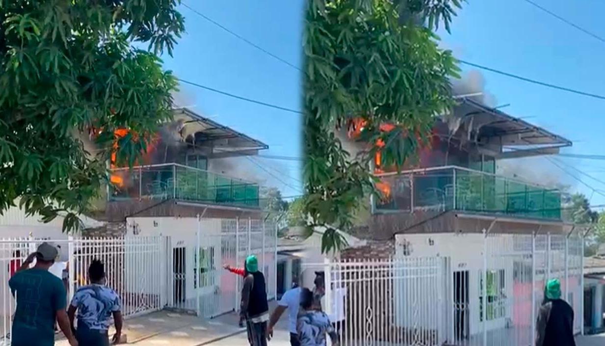 Momento del incendio en el barrio Ceiba. 