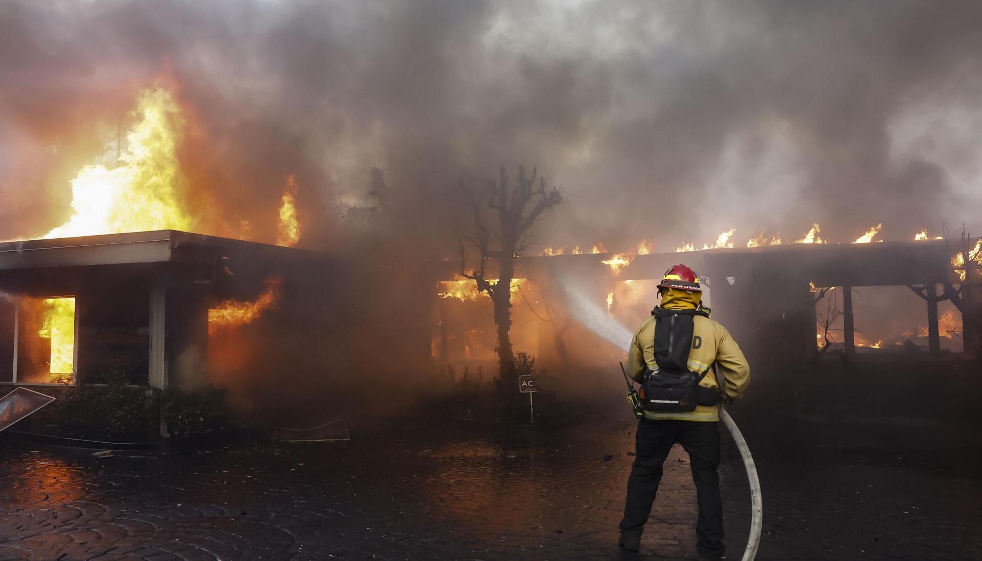 El incendio ha destruido viviendas a sus paso. 