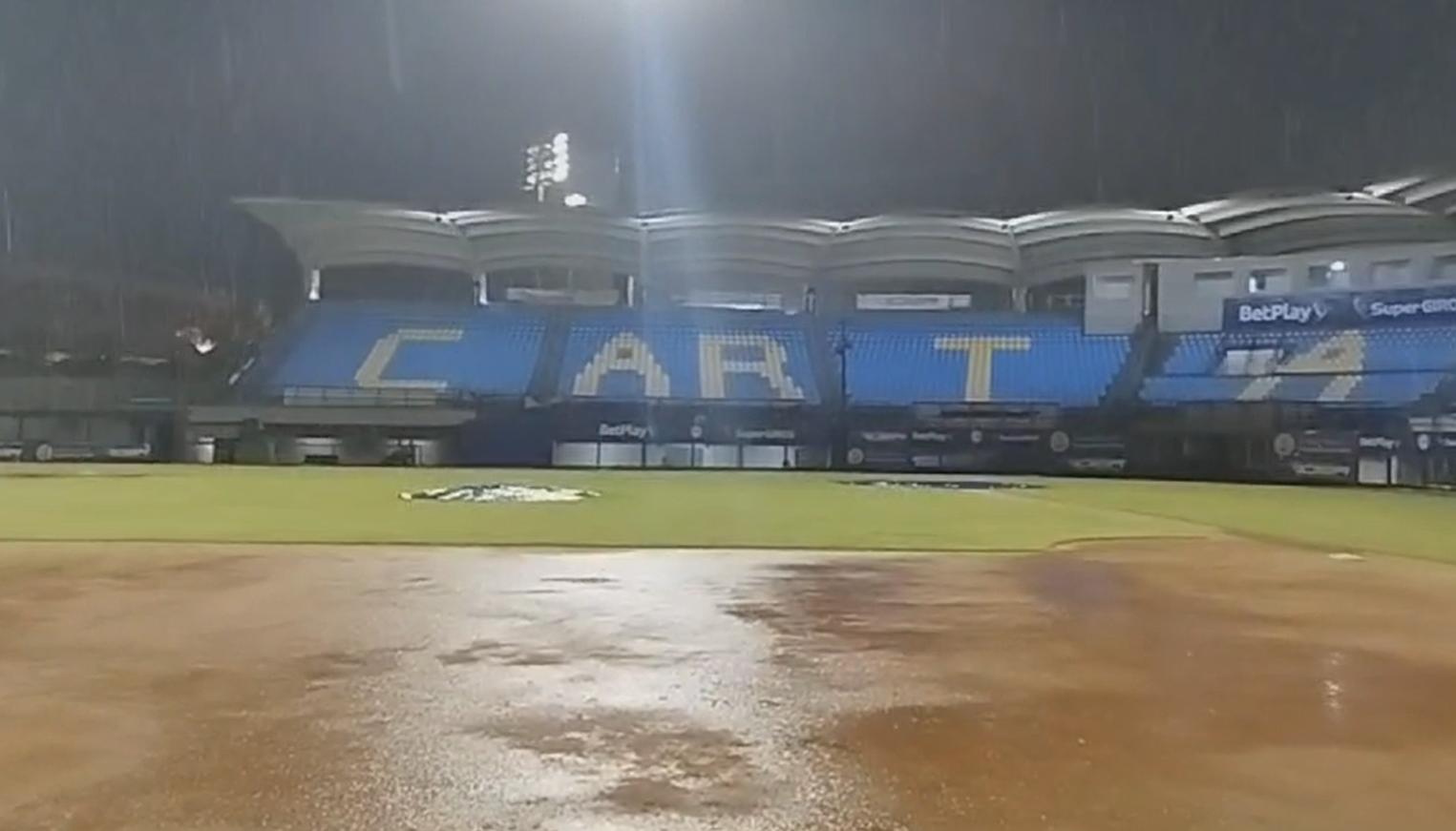 Lluvia en el estadio 11 de Noviembre 'Abel Leal'.