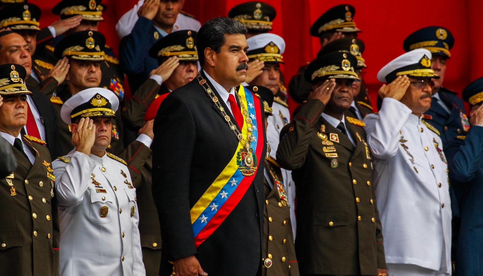 Integrantes de la Fuerza Armada en acto de posesión presidencial junto a Nicolás Maduro.