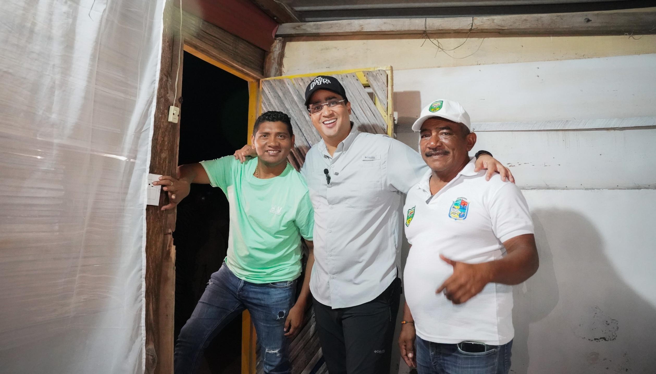 Gobernador Jairo Aguilar estuvo con las familias beneficiarias.