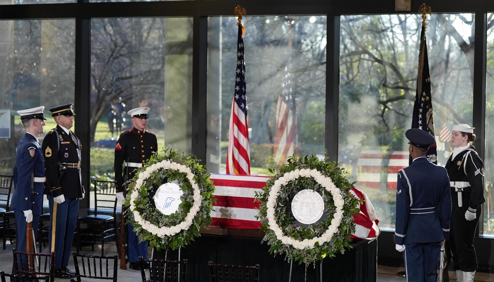 La Guardia de Honor ante el ataúd de Jimmy Carter en Atlanta, Georgia.