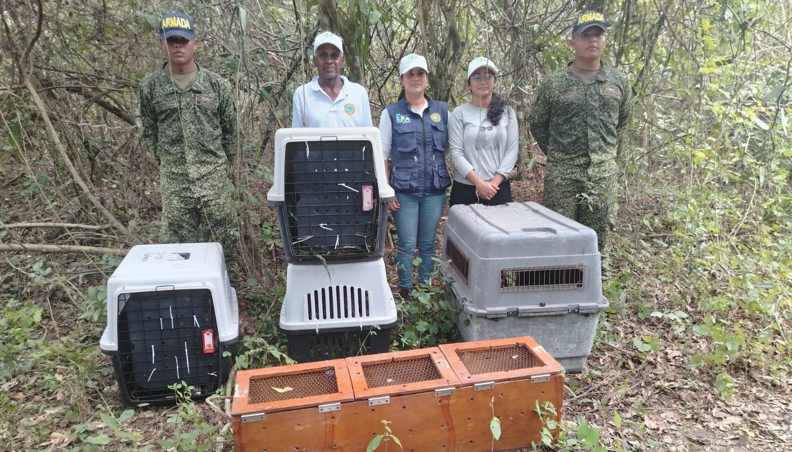 Miembros de la Armada de Colombia, junto a integrantes de la Corporación Autónoma Regional del Canal del Dique (CARDIQUE). 