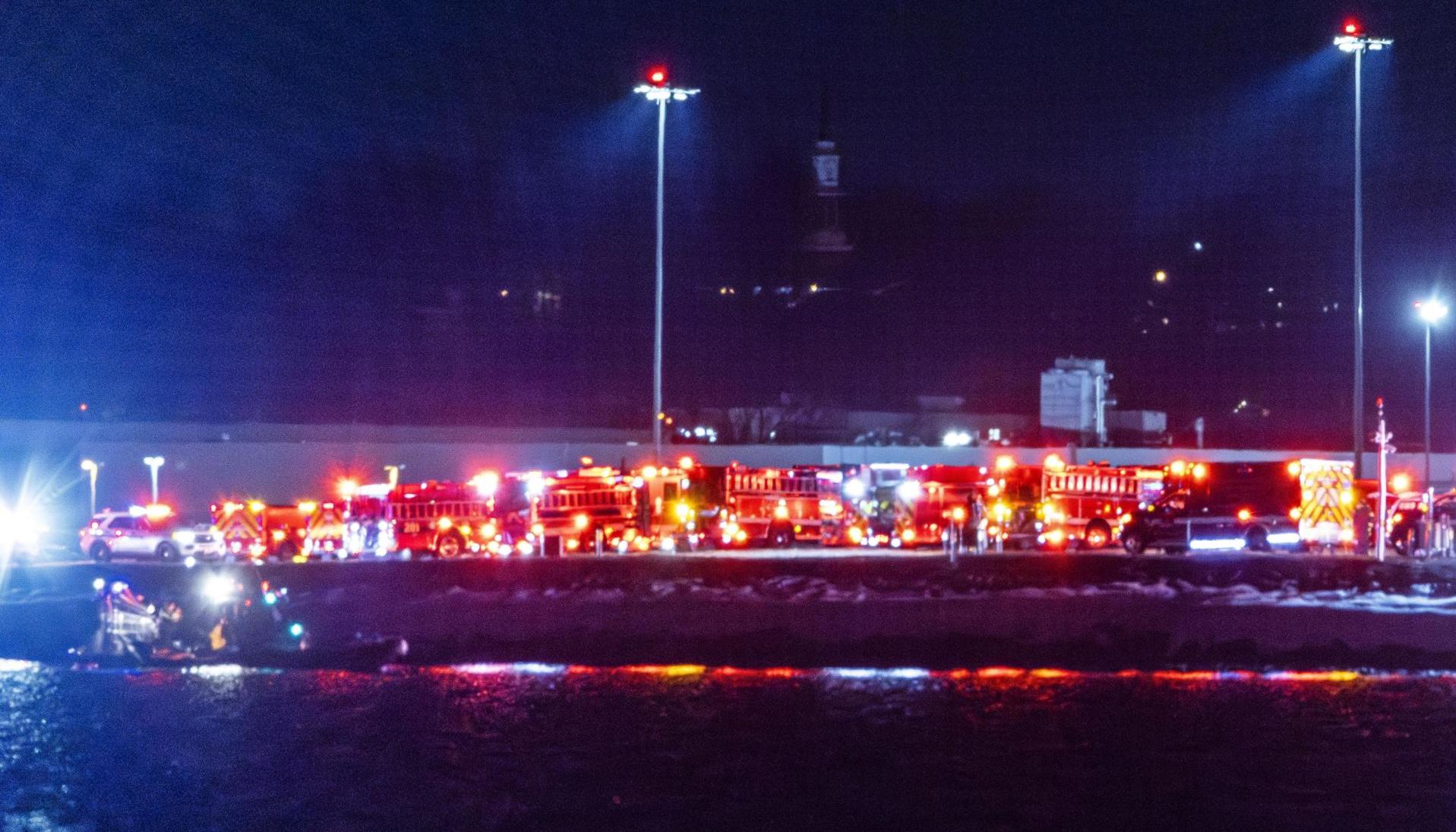 Bomberos y autoridades en lugar donde cayó el avión. 