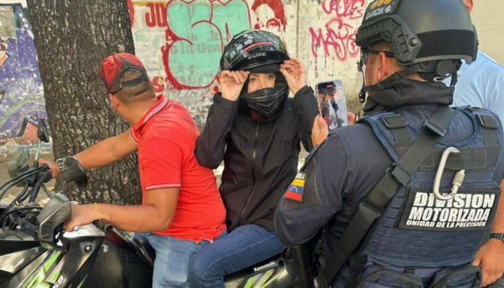 María Corina Machado transportándose en una moto.