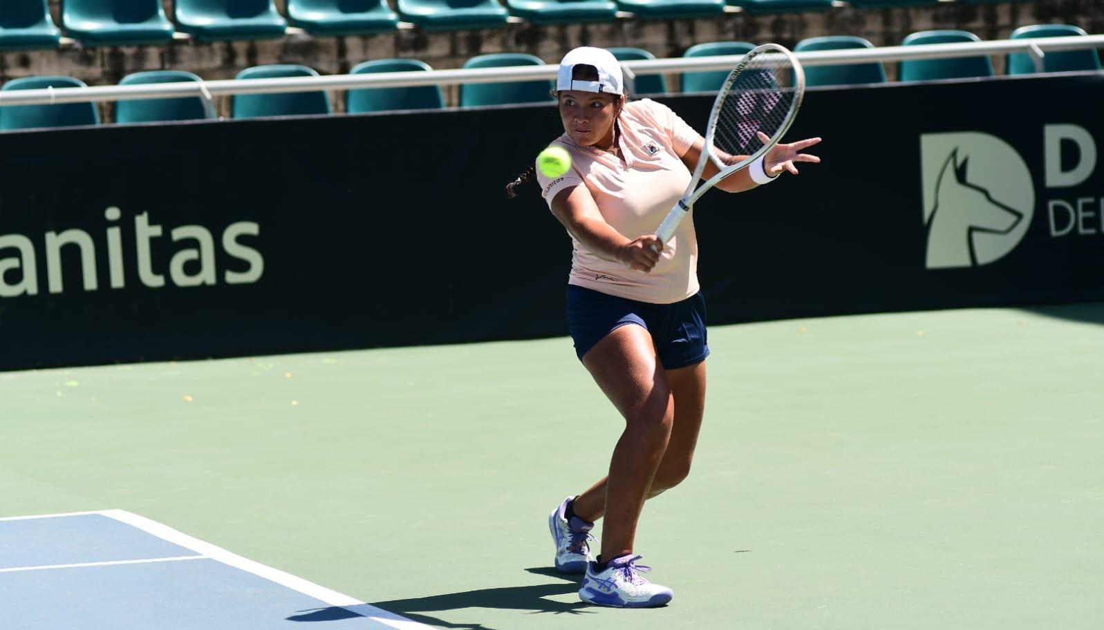 Valentina Mediorreal en acción de juego este martes.