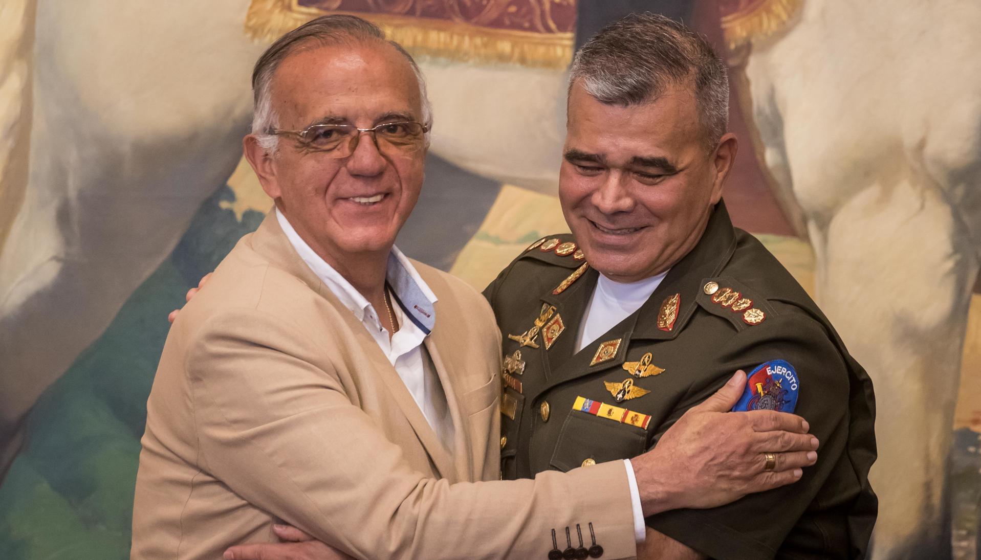 Los ministros de Defensa de Colombia, Iván Velásquez, y de Venezuela, Vladimir Padrino. 