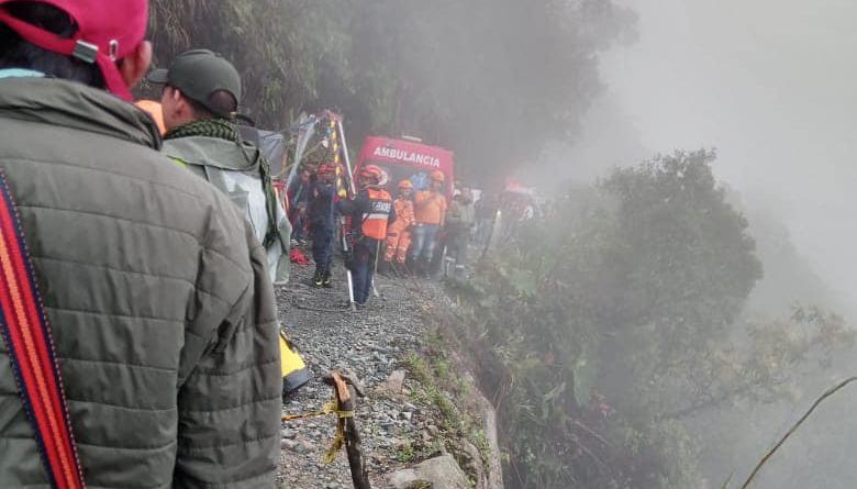 Abismo en el que cayó camioneta. 