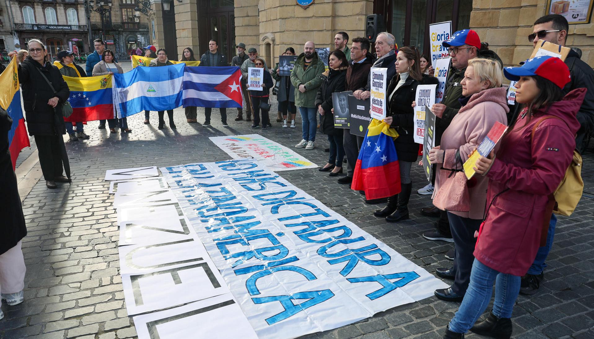 Opositores venezolanos protestan contra la toma de posesión Nicolás Maduro. 
