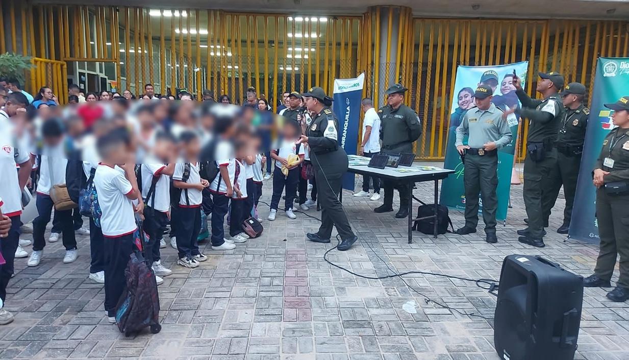 La Policía dando la bienvenida a los estudiantes en un colegio de Barranquilla. 