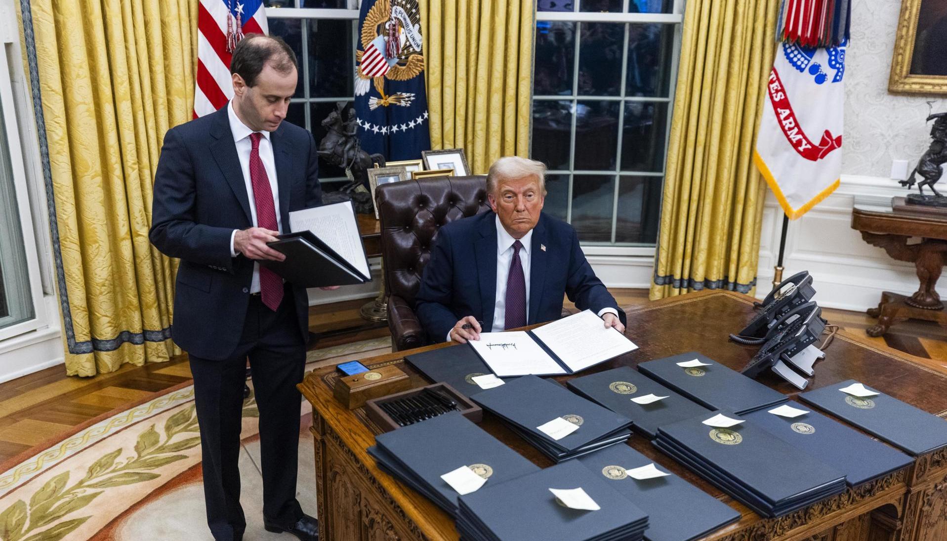 Donald Trump en el despacho oval firmando los decretos. 