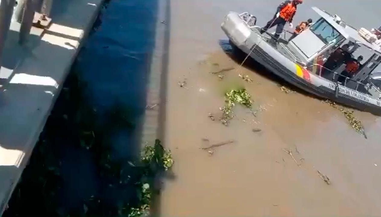 Momento en que el cuerpo fue hallado en el río Magdalena.