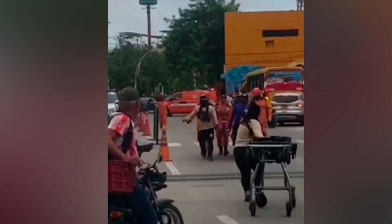 Momento en que el bañista es trasladado al Hospital de Puerto Colombia. 