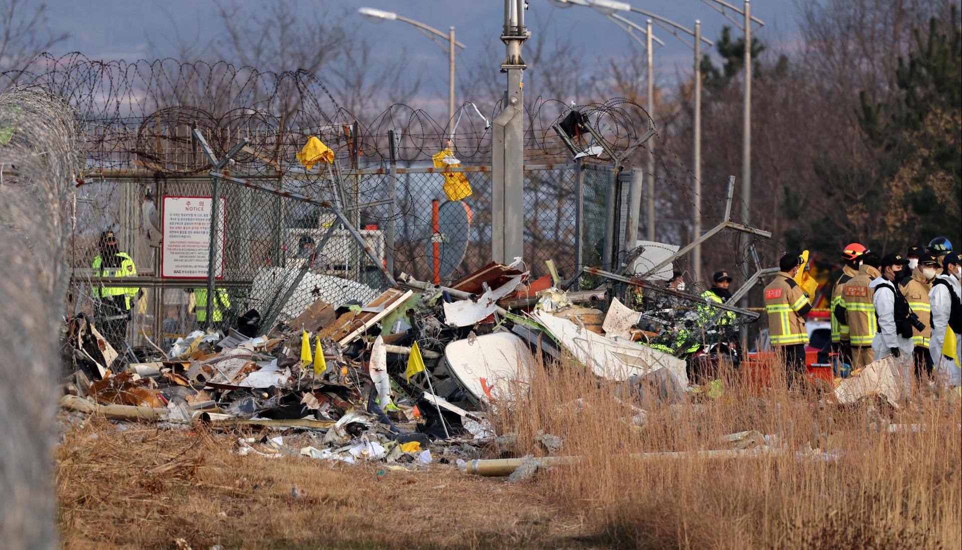 Restos del avión de Jeju Air en el Aeropuerto Internacional de Muan, Corea del Sur. 