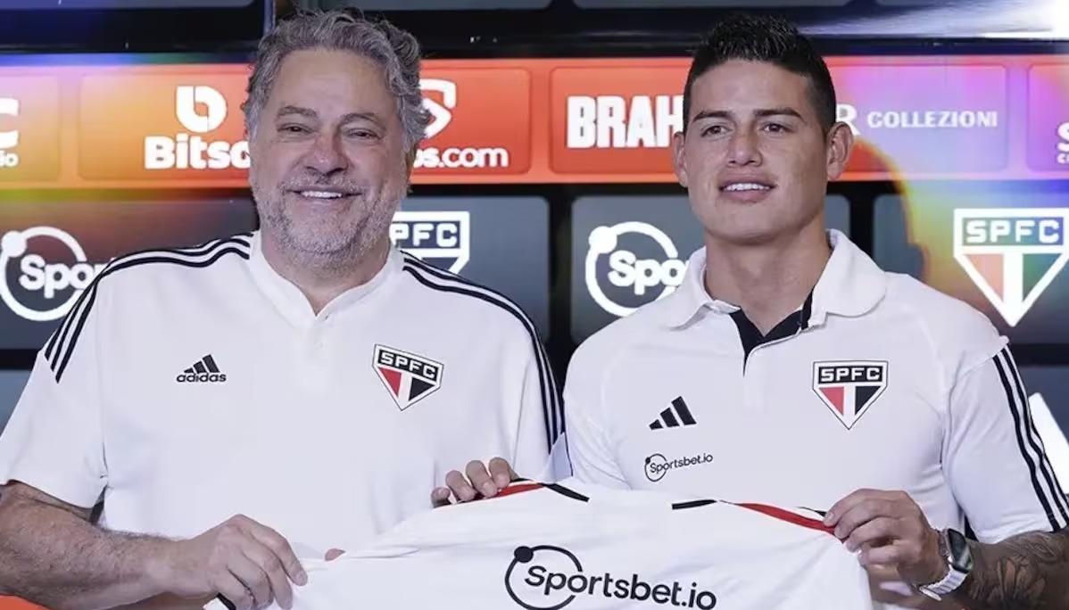 Julio Casares y James Rodríguez cuando presentaron al colombiano en Sao Paulo.