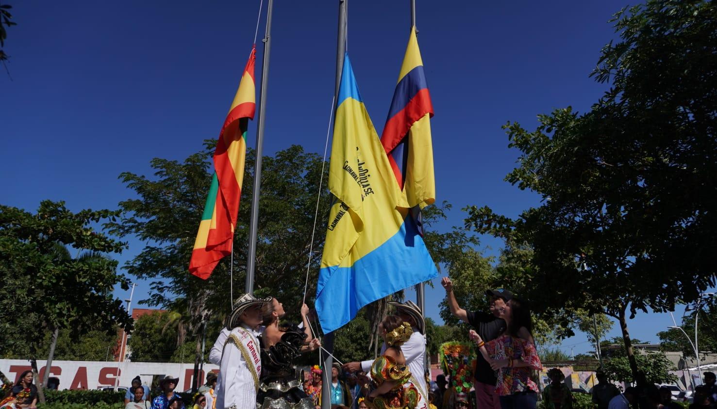 Izada de la bandera del Carnaval 2025 en la Intendencia Fluvial de Barranquilla. 