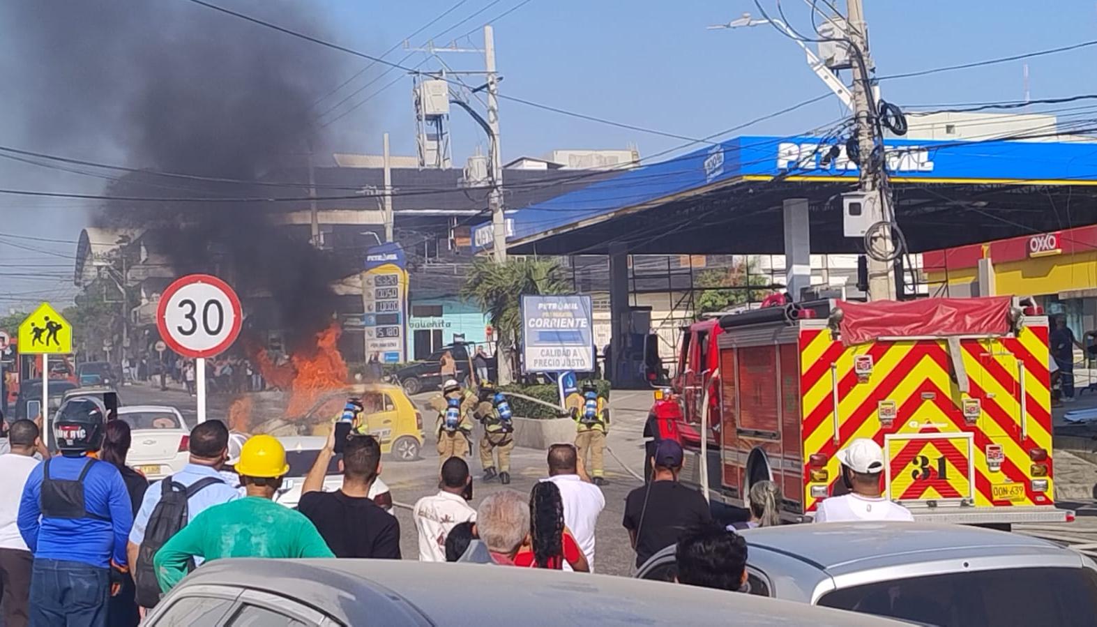 Los bomberos controlando la emergencia en la carrera 43. 