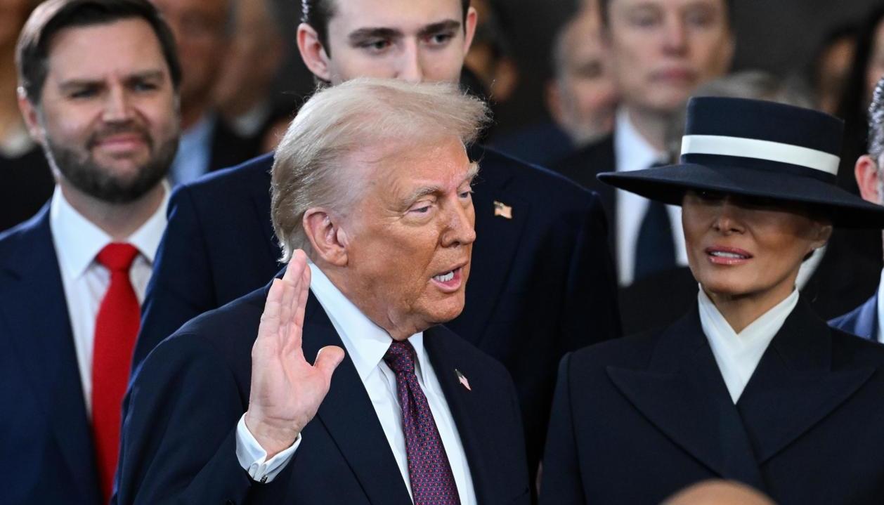 Donald Trump juramentando en el Capitolio.